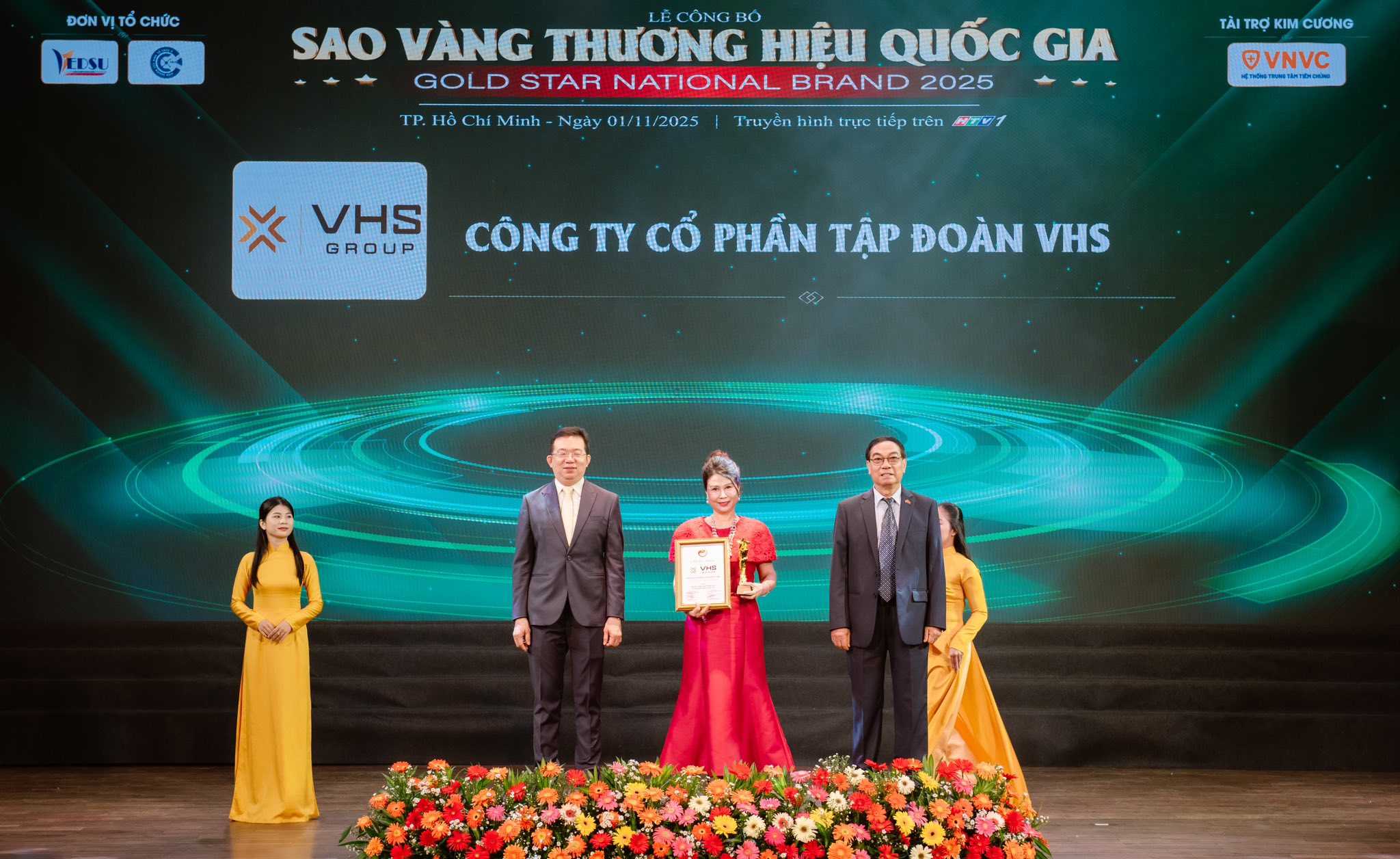 VHS Group vinh dự nhận giải thưởng "TOP 10 - Thương hiệu Xuất sắc Việt Nam 2025"